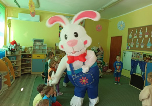 Zajączki witają się z dziećmi