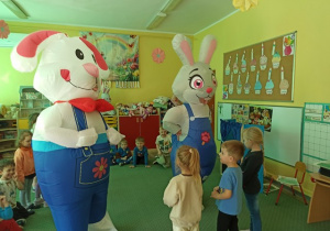 Rozmowa zajączków z przedszkolakami
