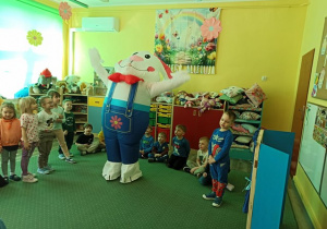 Zajączek cieszy się ze spotkania z dziećmi
