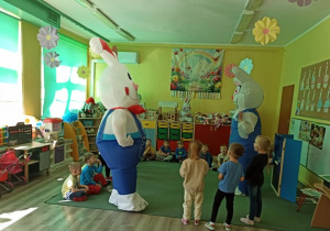 Bratki śpiewają wielkanocną piosenkę