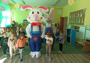 Dzieci odprowadzają zajączki