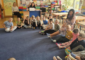 w kolorowych skarpetkach