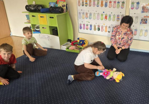 pomagamy ubierać się lalce