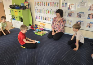 rozpoznajemy przedmioty ukryte w skarpetce