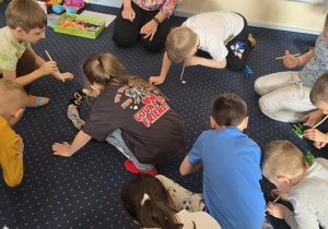 przenosimy kartkę za pomocą słomki