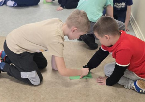 odrysowujemy dłonie