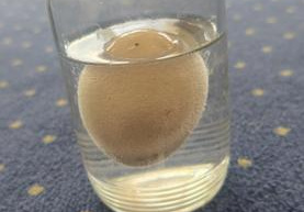 wrzucamy surowe jajko