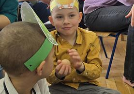 dzieci badają jajko z eksperymentu