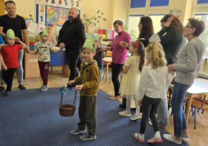 odnajdujemy pisankę w koszyczku