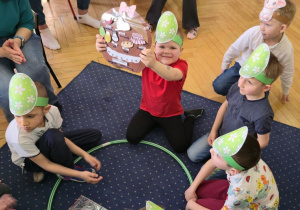 uzupełniamy koszyczek wielkanocny napisami i obrazkami