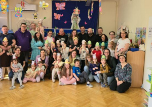 Spotkanie z bliskimi w przedszkolu - wspólna fotografia