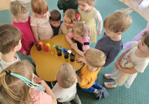Dzieci obserwują zabarwianie ręcznika papierowego.
