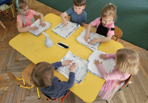 Barwienie kropli wody na folii aluminiowej.