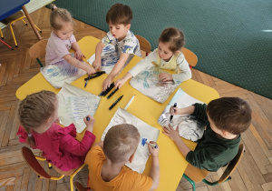 Malowanie foli aluminiowej przy użyciu flamastrów.