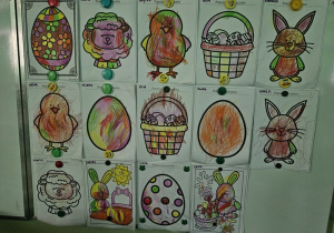 Obrazki pokolorowane przez dzieci podczas zajęć edukacyjnych.