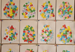 Pisanki wyklejone papierem kolorowym.