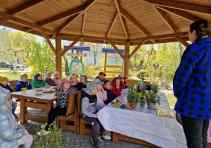 Spotkanie w przedszkolnej altanie czas zacząć.