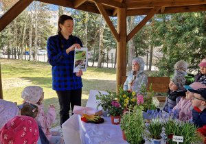 Mama Blanki opowiada czym zajmuje się w pracy.