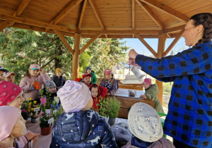 Pani Ania pokazała nam pułapkę na owady i wytłumaczyła, dlaczego warto dbać o zdrowie roślin.