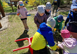 Dzieci z wielkim zapałem zabrały się za wiosenne prace w ogrodzie.