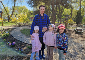 Podziękowania mamie Blanki, za pokazanie zawodu ogrodnika i wspólne upiększenie naszego przedszkolnego ogródka.