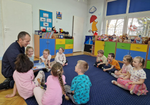 dzieci słuchają ciekawostek nt. kosmosu