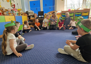 dzieci podglądają obrazki