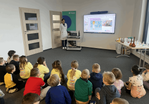 Dzieci oglądają prezentację edukacyjną.