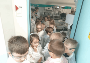 Dzieci zwiedzają laboratorium.