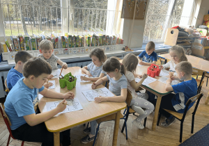 Dzieci wykonują pracę plastyczną.