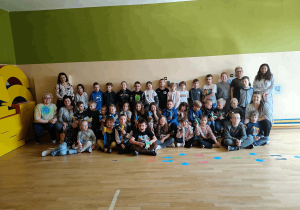 Zdęcie grupowe przedszkolaków i uczniów.