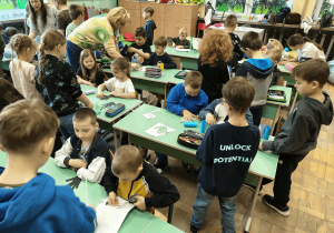 Wspólne wykonanie pracy plastycznej.