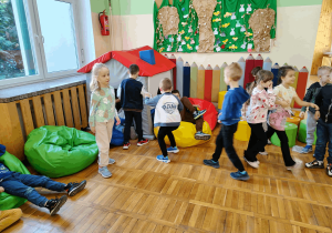 Dzieci na korytarzu szkolnym.