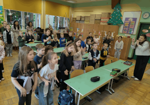 Zabawa ruchowa podczas lekcji w szkole.