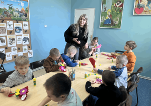 Przedszkolaki wykonują pracę plastyczną.
