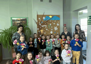 Grupowe zdjęcie w Bibliotece Miejskiej w Skierniewicach.