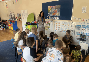 Dzieci oglądają prezentację multimedialną.