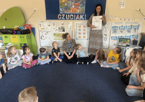 Pani prezentuje kartę pracy.