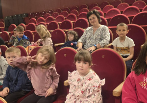 w teatrze