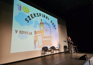 Rozpoczęcie konkursu z języka angielskiego przez Panią Marię z Przedszkola Nr 10.