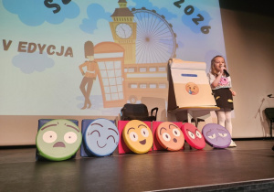 Kaja podczas prezentacji swojego wiersza.
