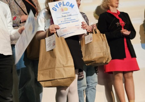 Kaja z dyplomem i nagrodą za udział w konkursie z języka angielskiego.