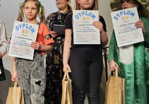 Jagoda z dyplomem i nagrodą za udział w konkursie recytatorskim.