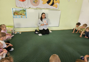 Dzieci rozpoznają i nazywają zawód znajdujący się na obrazku.