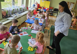 Zajęcia kreatywne przy stolikach.