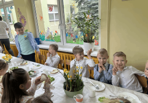 Chłopcy podczas świątecznego śniadania.