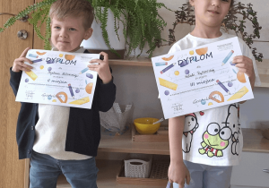 Dzieci z dyplomami za udział w konkursie.