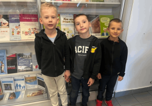 Chłopcy w Bibliotece pedagogicznej.