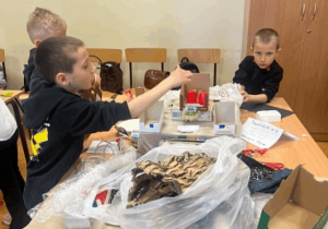 Chłopcy podczas wykonywania pracy plastyczno-technicznej.