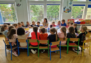 „Biedronki” z zaciekawieniem słuchają wprowadzenia do laboratoryjnych warsztatów.